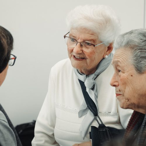 Tres mujeres conversando