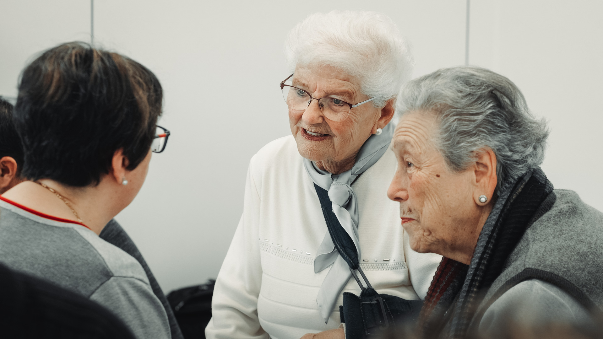 Tres mujeres conversando