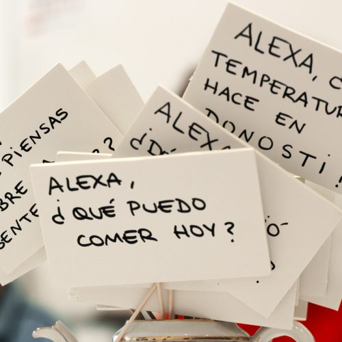 Varios carteles con preguntas para Alexa