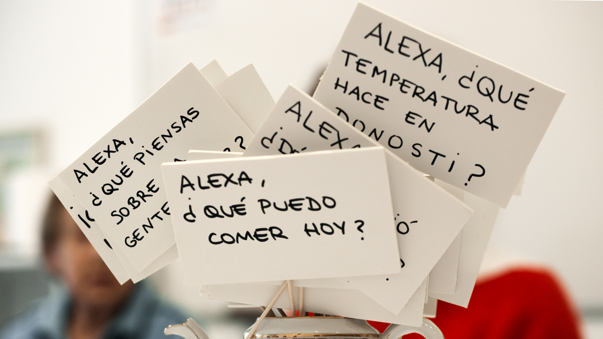 Varios carteles con preguntas para Alexa