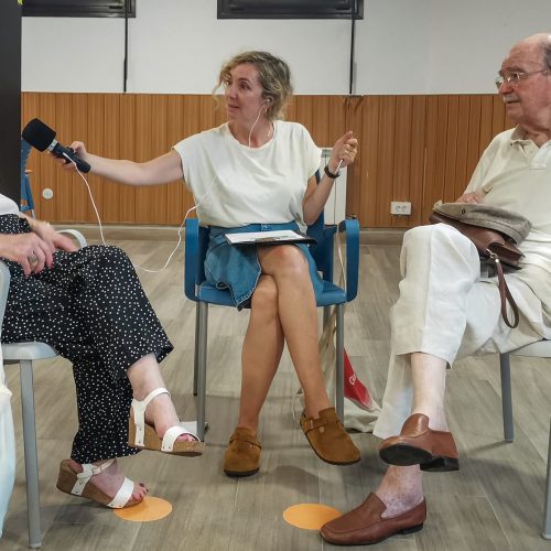 Dos personas entrevistadas por una mujer