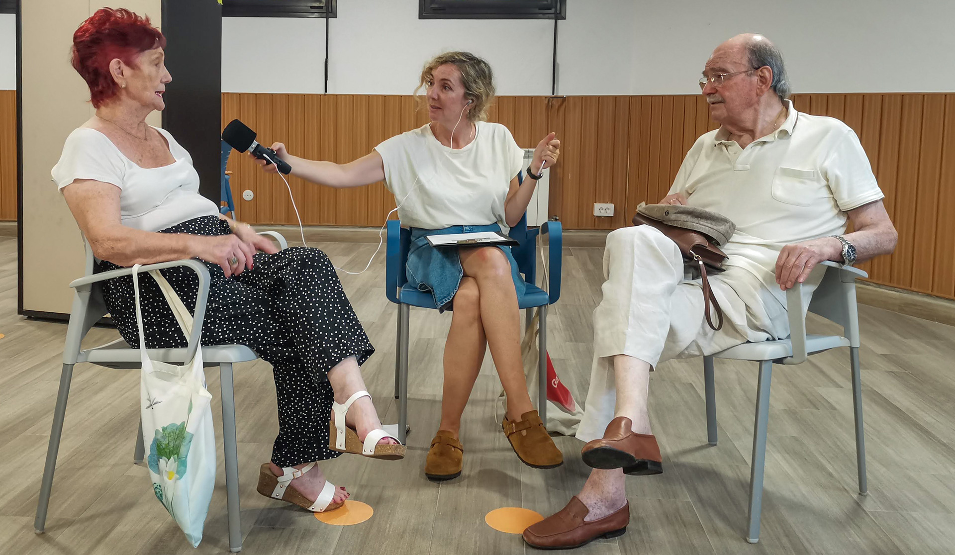 Dos personas entrevistadas por una mujer