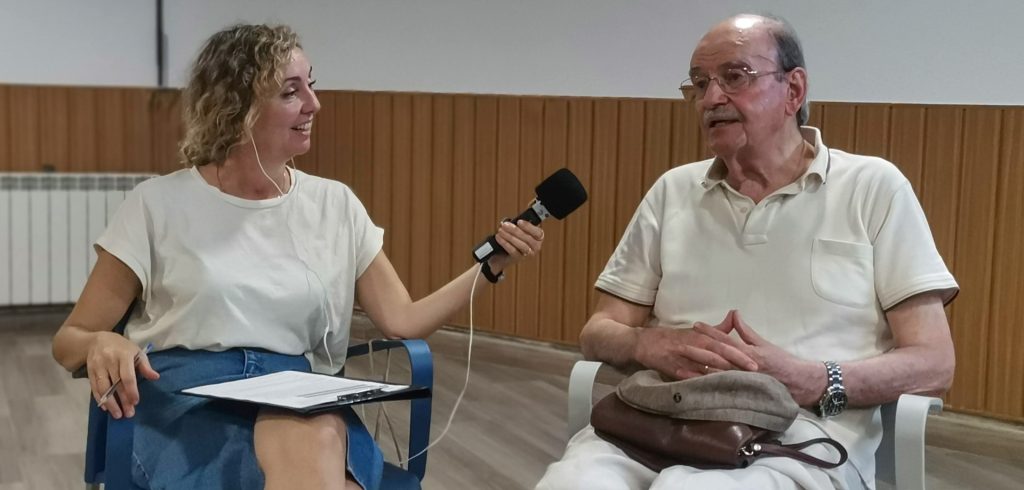 Un hombre entrevistado por una mujer con un micrófono