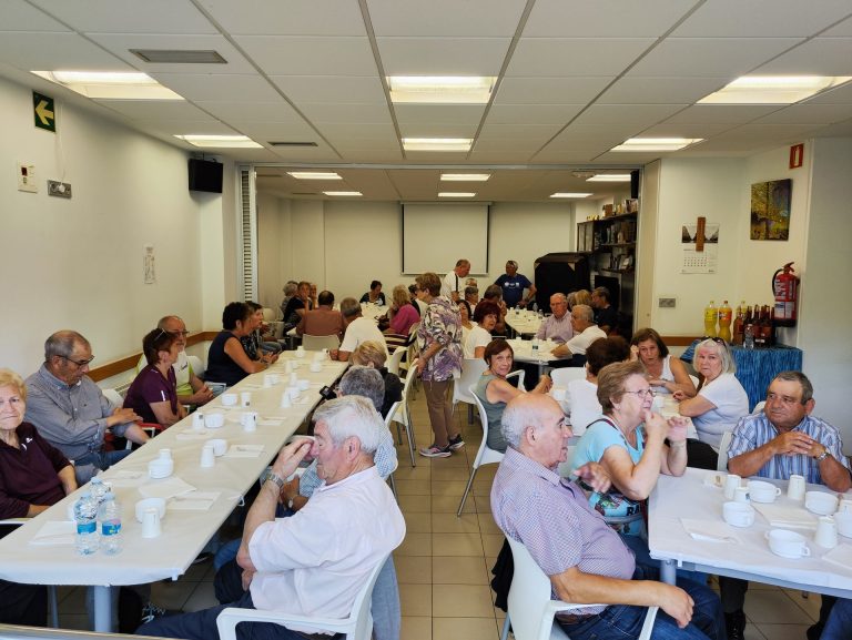 Varios grupos de personas reunidos en unas mesas tomando algo