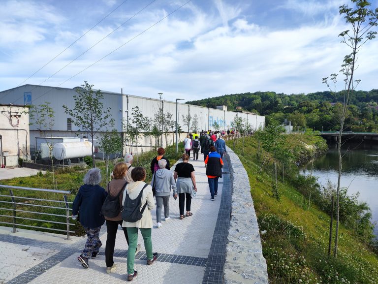 Grupo de personas caminando cerca del río
