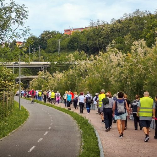 Grupo de personas caminando junto a un río