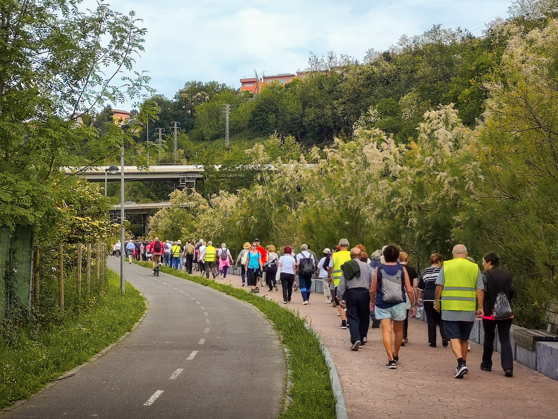 Grupo de personas caminando junto a un río
