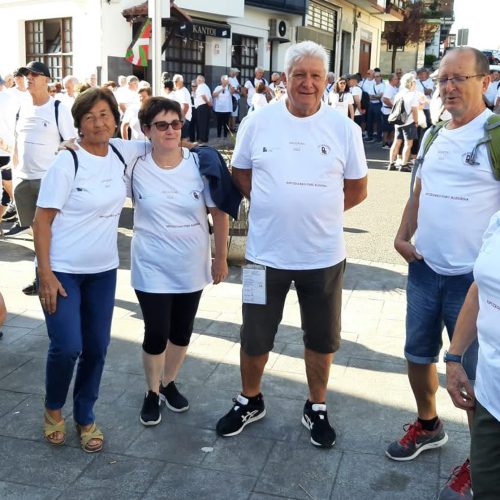 Grupo de personas reunidas con ropa deportiva