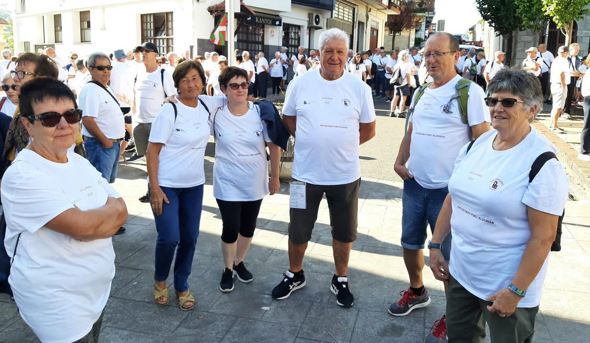 Grupo de personas reunidas con ropa deportiva