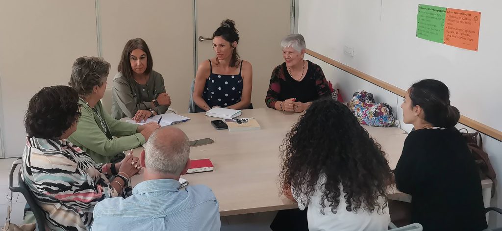 Grupo de personas reunida debatiendo