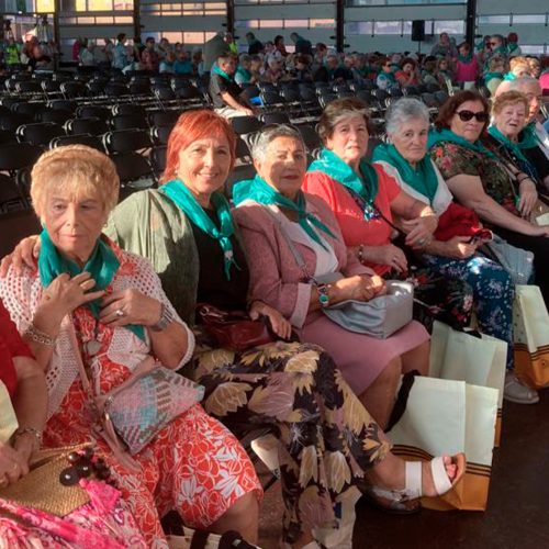 Varias mujeres sentadas en una sala de congresos