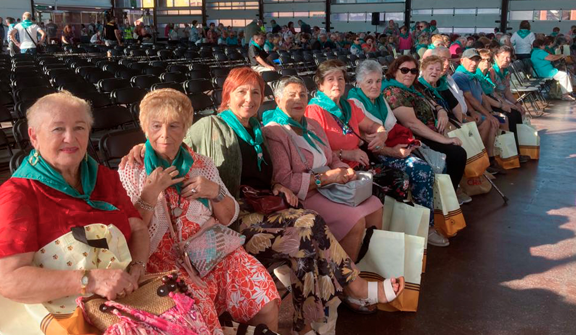 Varias mujeres sentadas en una sala de congresos