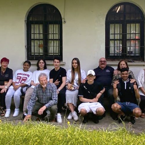 Grupo de jóvenes y mayores posando para la foto