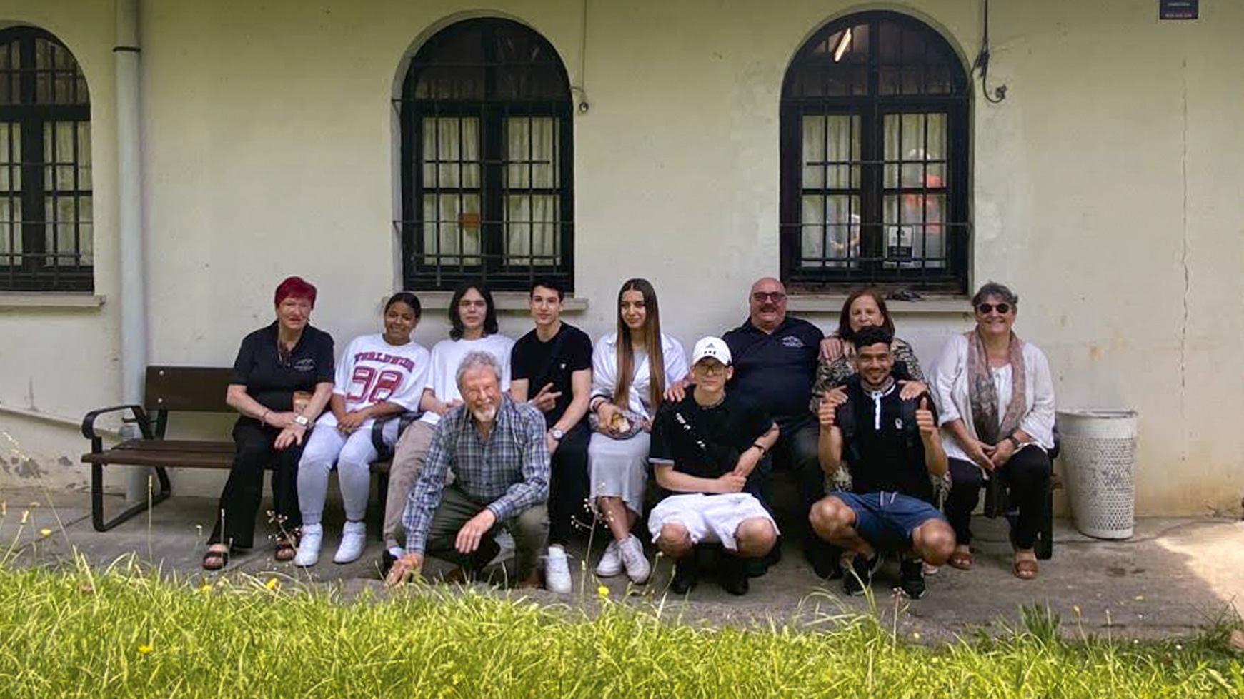 Grupo de jóvenes y mayores posando para la foto