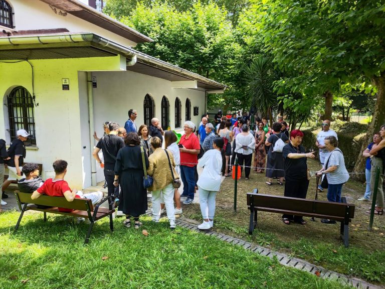 Grupo de personas en el exterior de un edificio