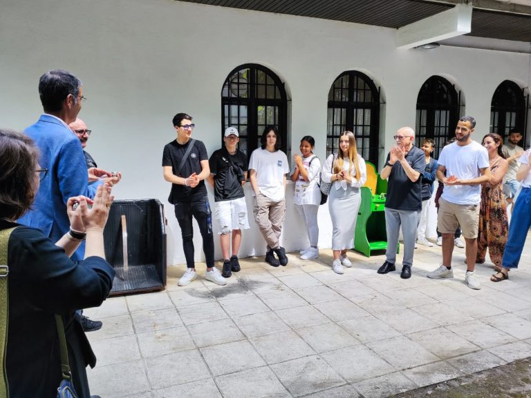 Grupo de personas en el exterior de un edificio