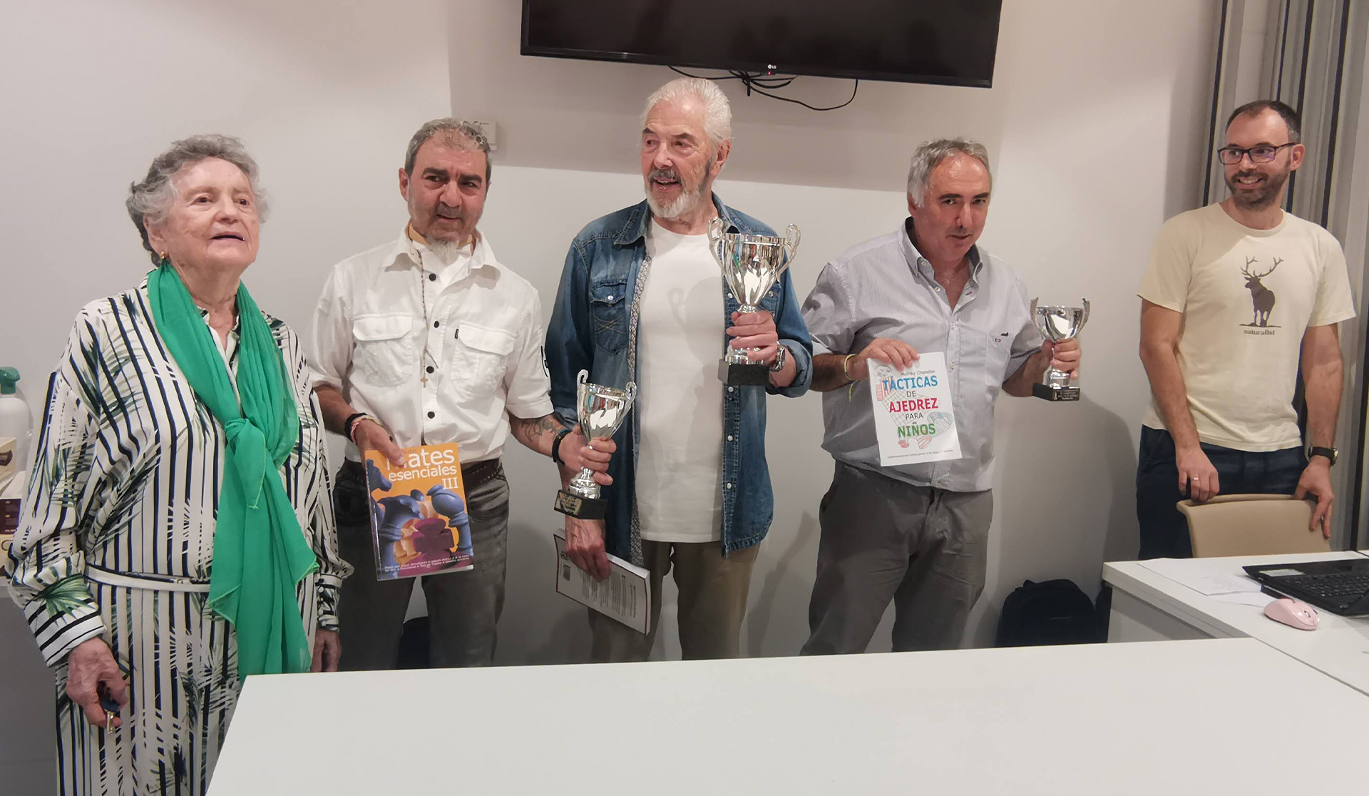 Varias personas recibiendo un galardón