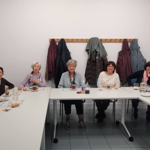 grupo de mujeres en una mesa con algo de comida