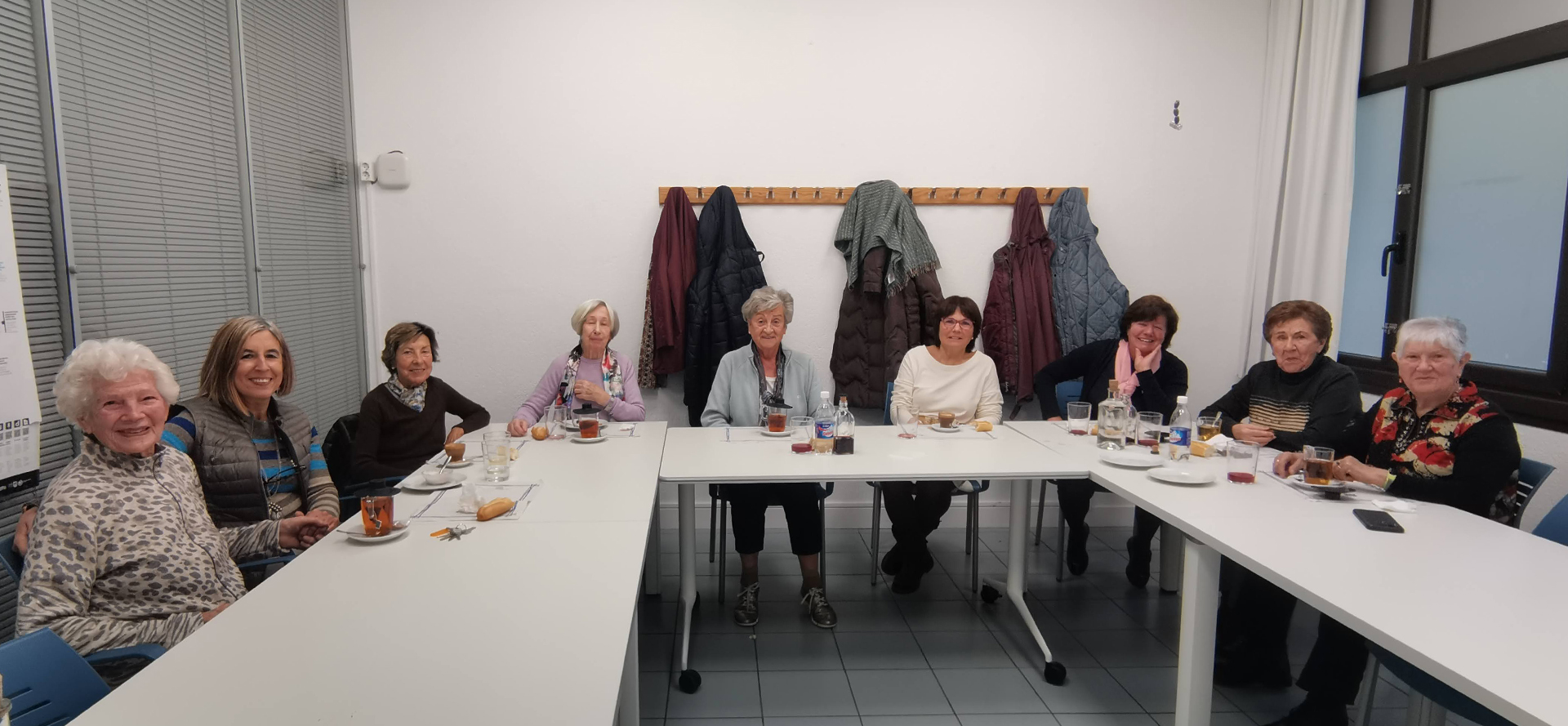grupo de mujeres en una mesa con algo de comida
