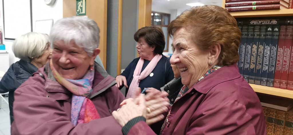 dos mujeres sonriendo y con gesto de amistad