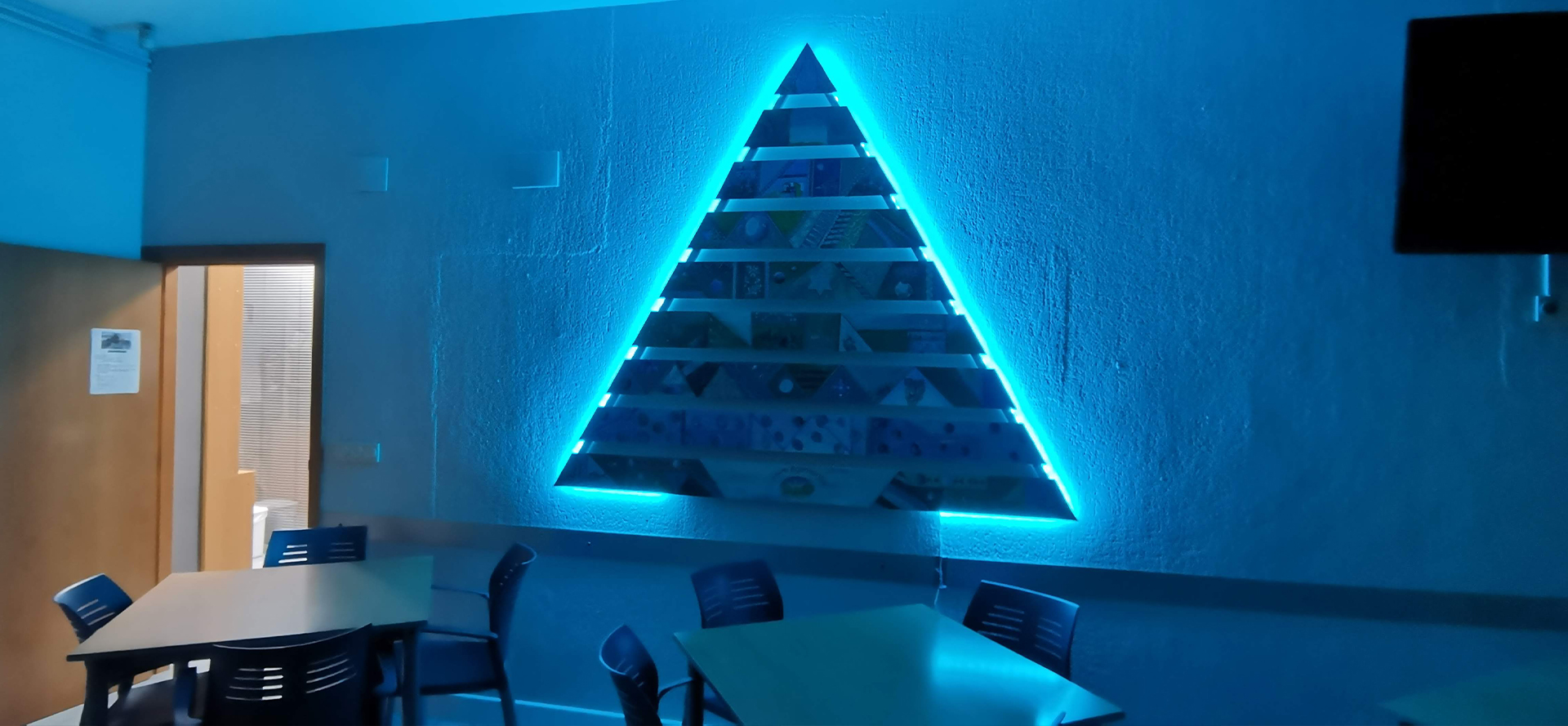 arbol de navidad hecho con pinturas y encendido con luces