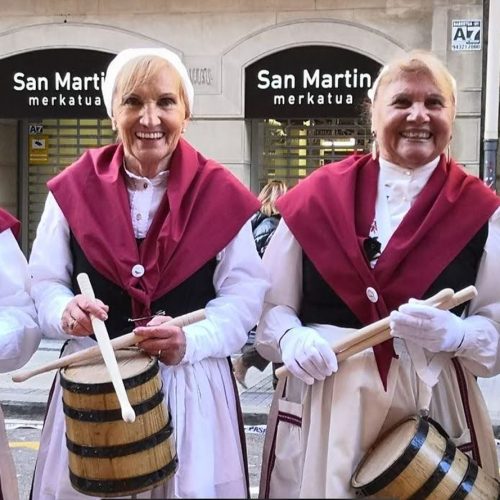 mujeres vestidas de aguadoras con barriles