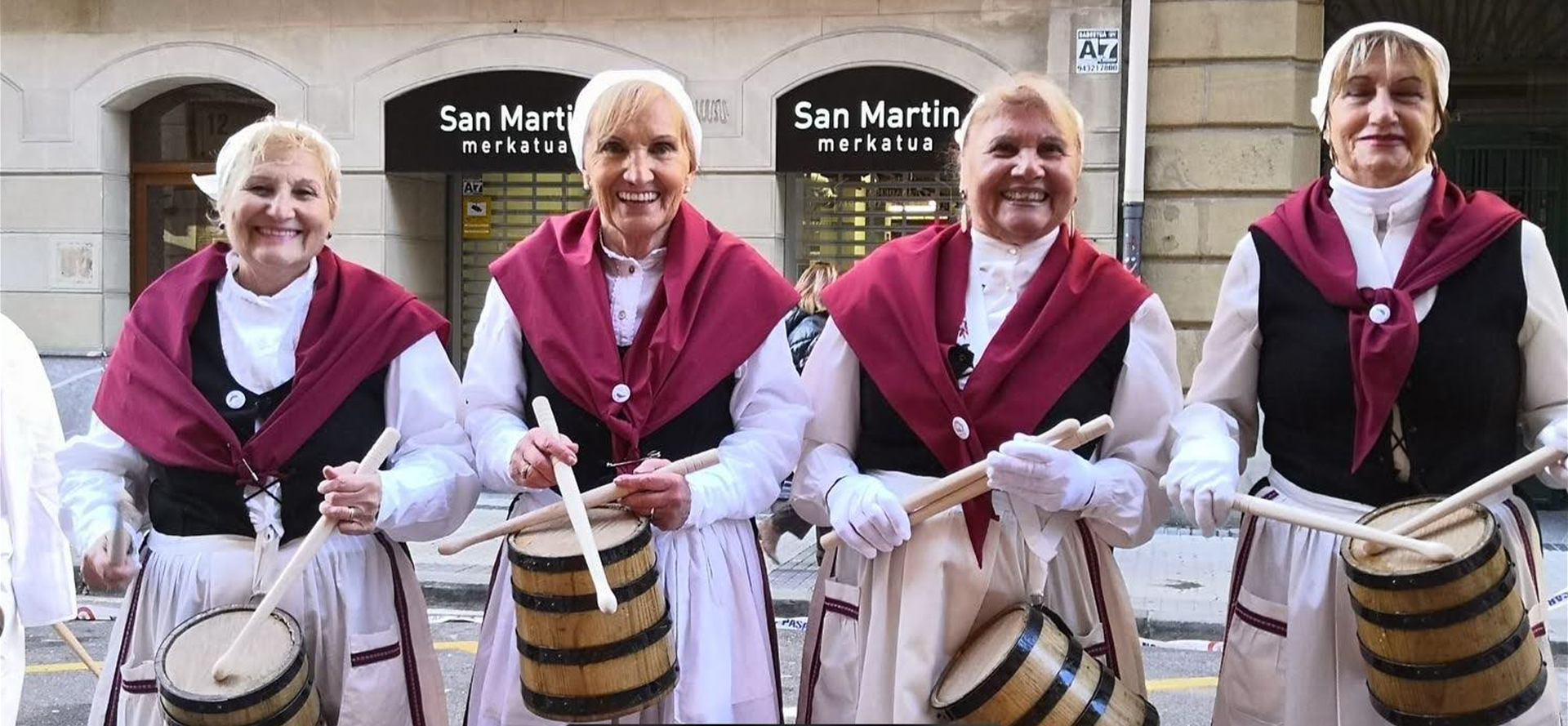 mujeres vestidas de aguadoras con barriles