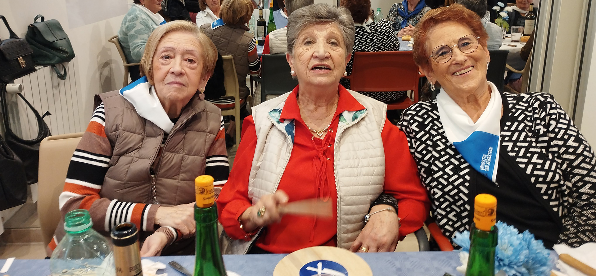 3 mujeres de celebración en una mesa