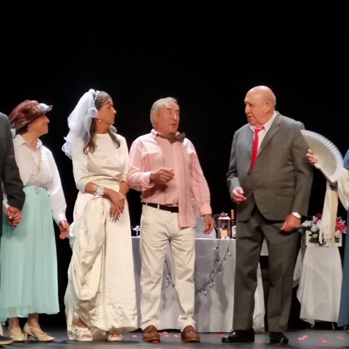 grupo de personas actuando en un teatro