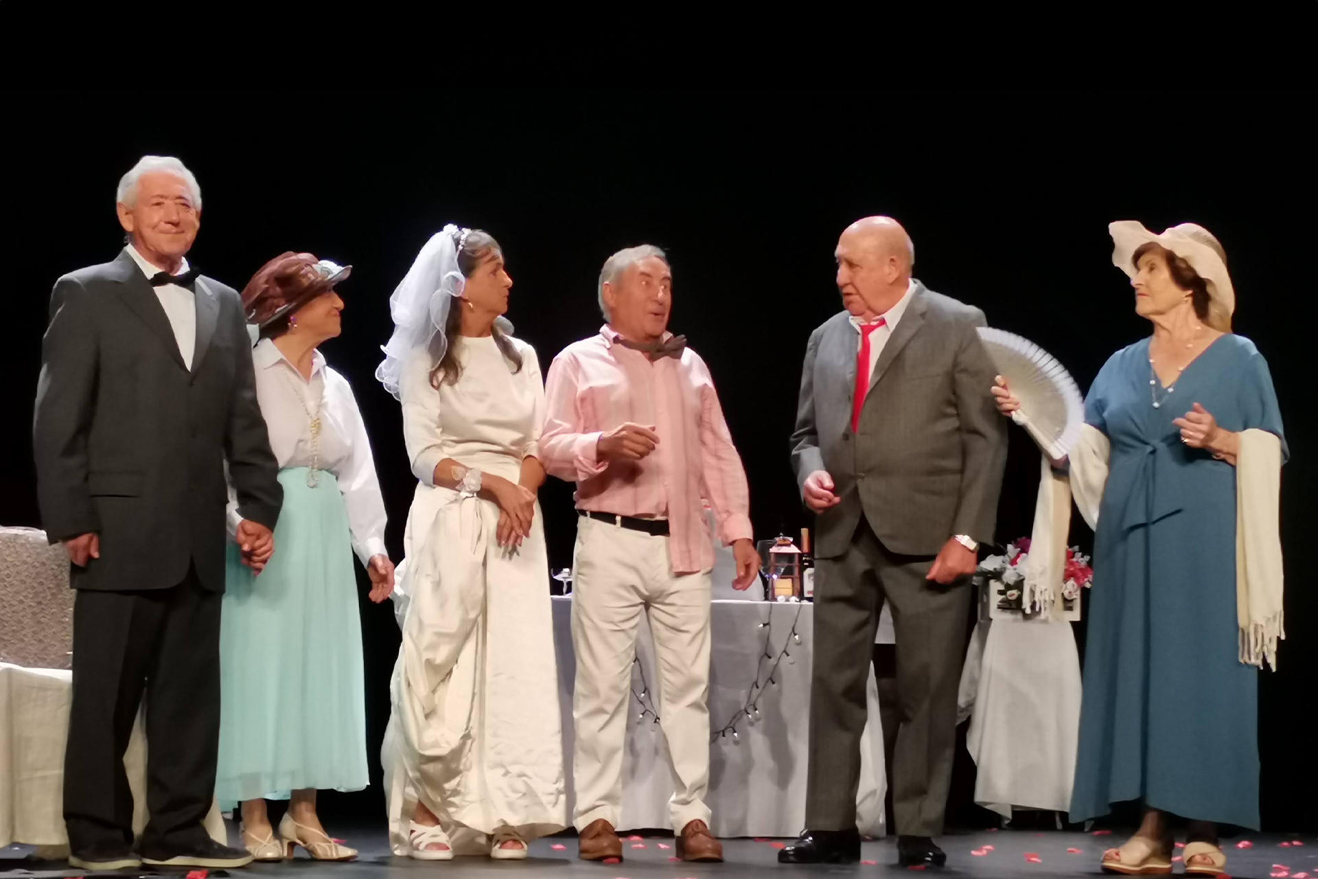 grupo de personas actuando en un teatro