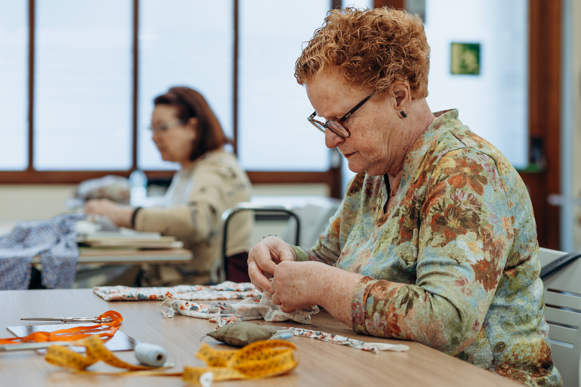 Mujer cosiendo sobre una mesa