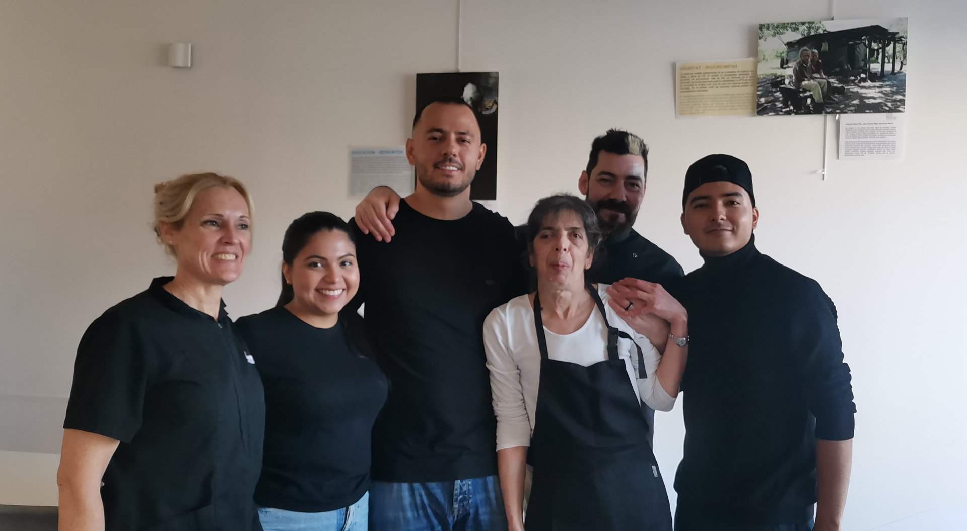 Grupo de personas posando, con indumentaria de cocina