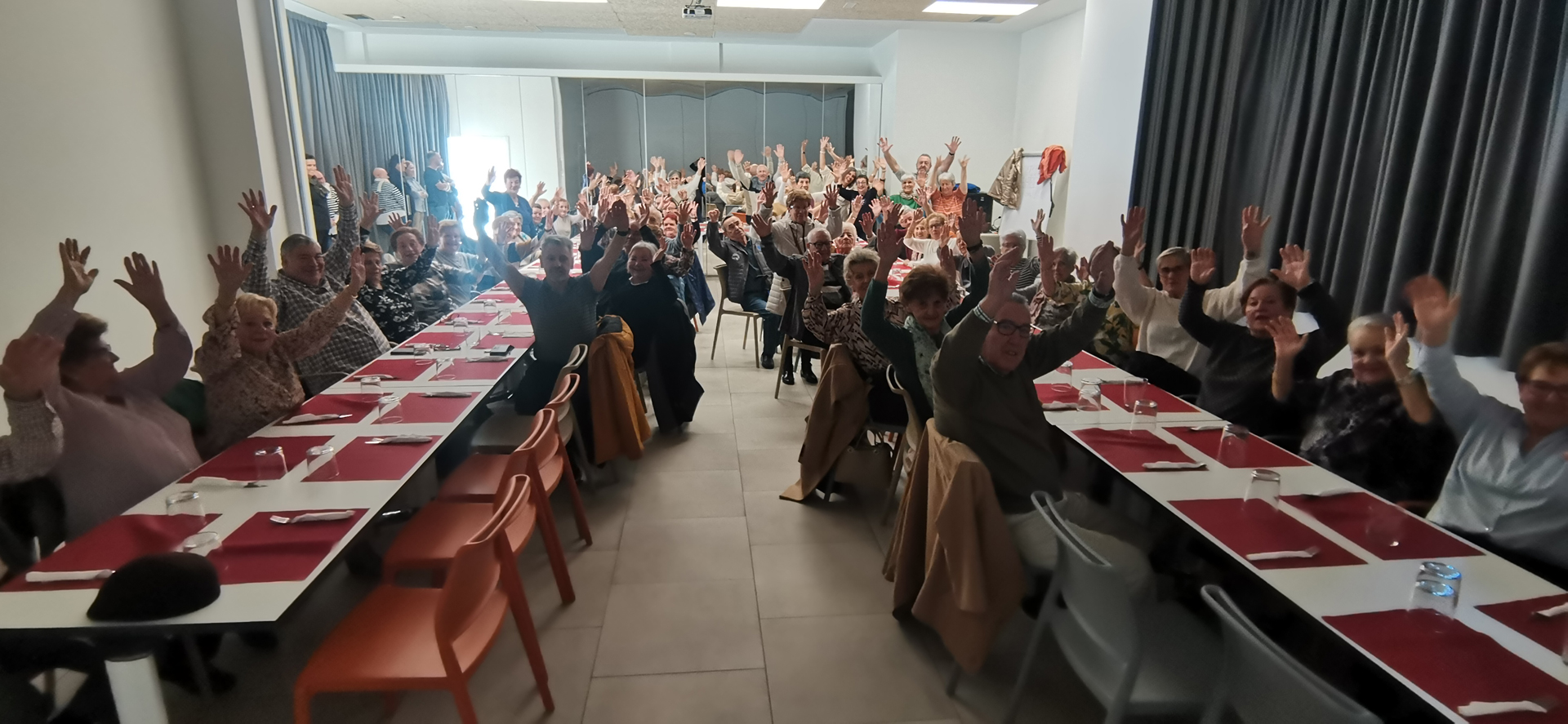 Grupo de personas saludando con las manos levantadas