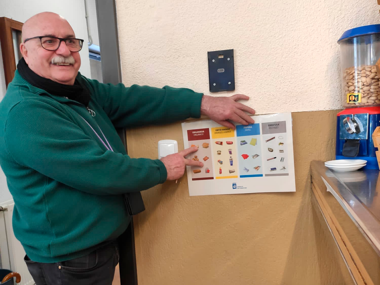 Persona colocando un cartel