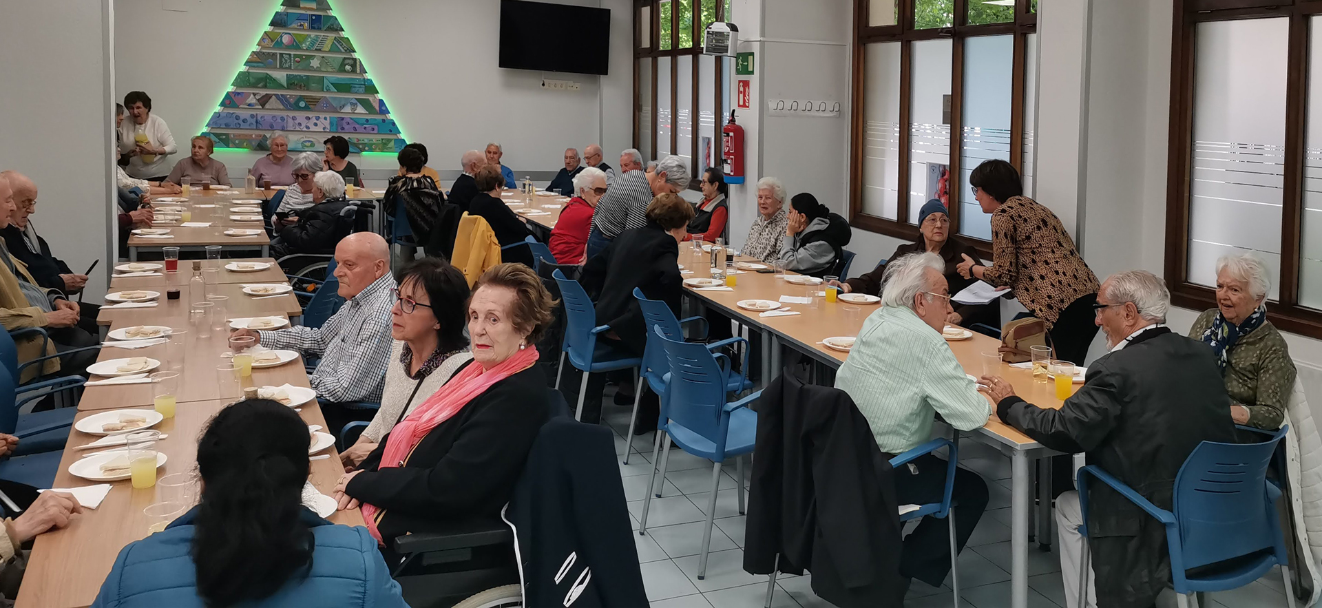 Grupo de personas sentadas alrededor de una mesa