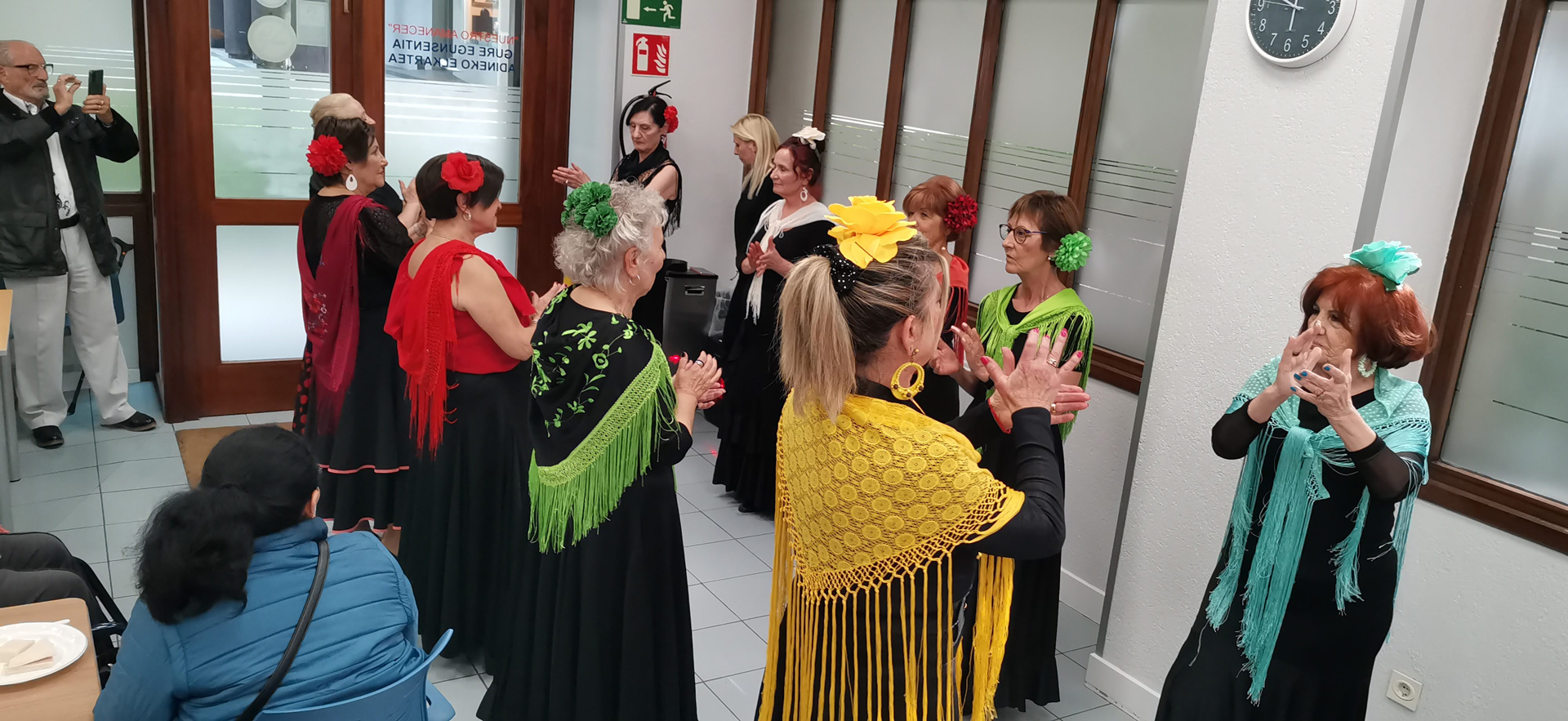 Grupo de personas bailando sevillanas