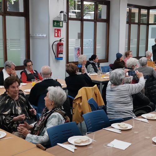 Grupo de personas sentadas alrededor de una mesa
