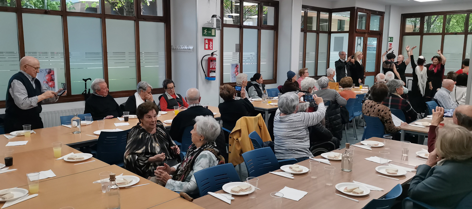 Grupo de personas sentadas alrededor de una mesa