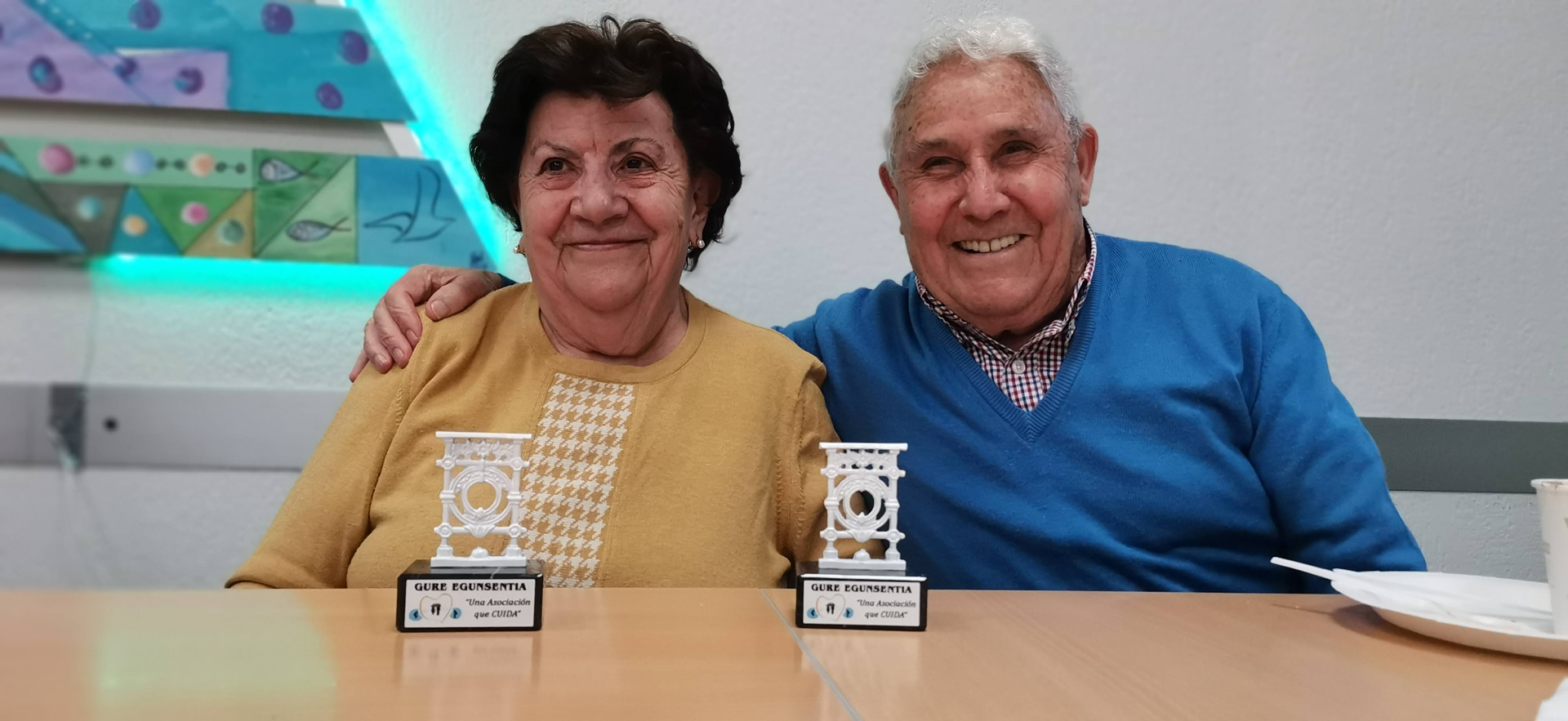 varias personas mostrando un trofeo en sus manos