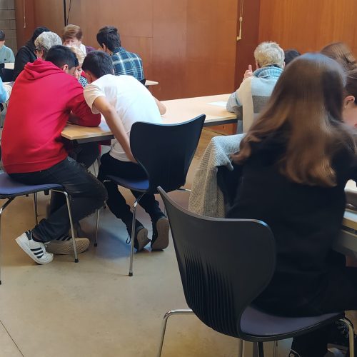 grupos de jóvenes y mayores alrededor de una mesa