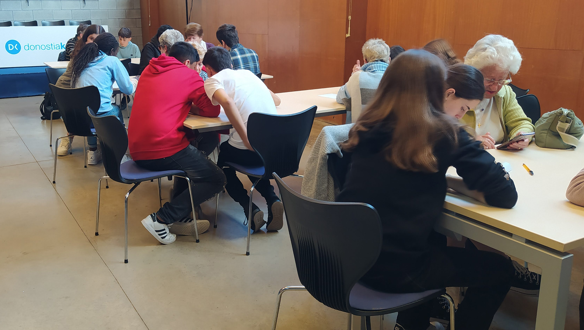 grupos de jóvenes y mayores alrededor de una mesa