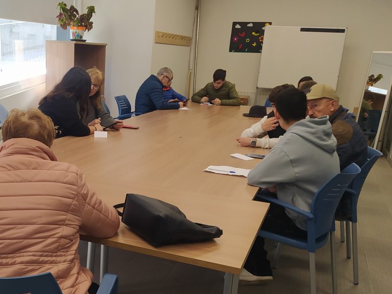grupos de jóvenes y mayores alrededor de una mesa