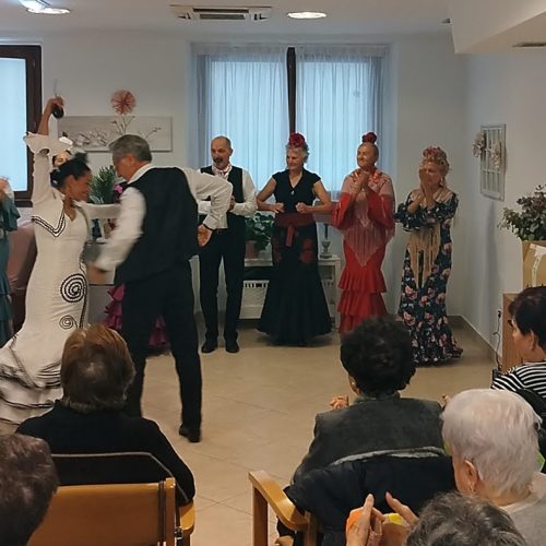 Grupo de personas bailando sevillanas