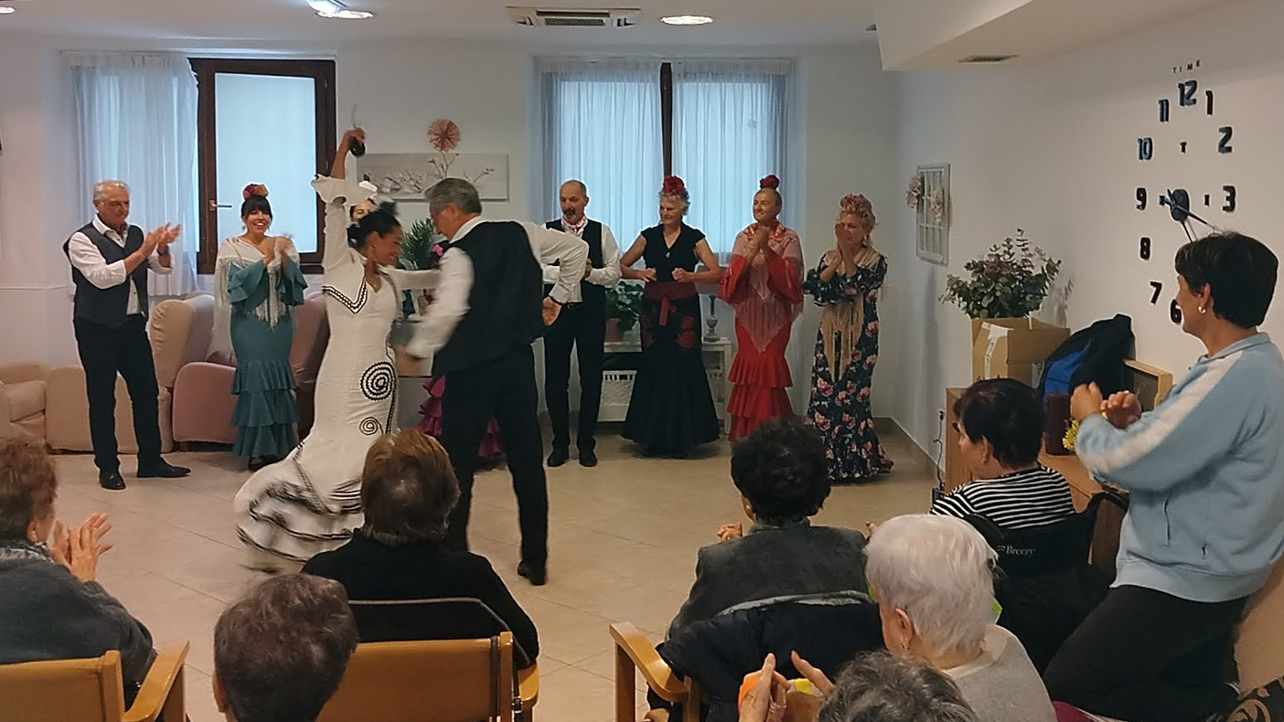 Grupo de personas bailando sevillanas