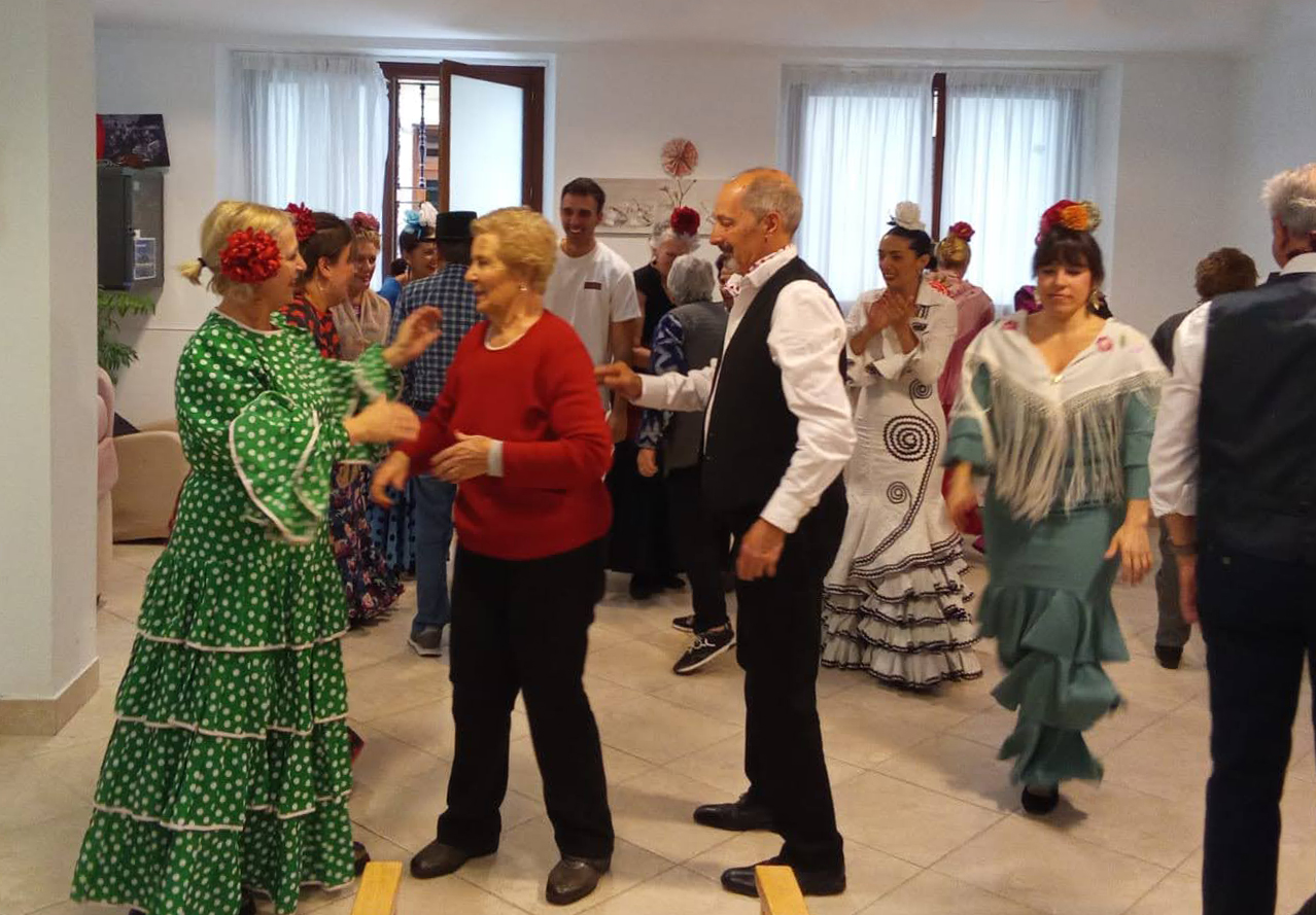 Grupo de personas bailando sevillanas