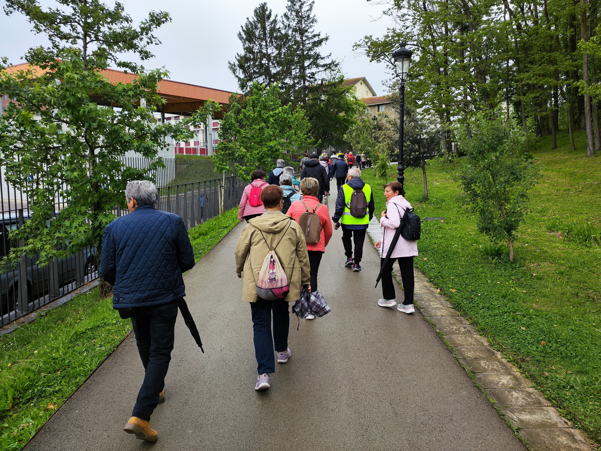 Grupo de personas caminando por una zona verde