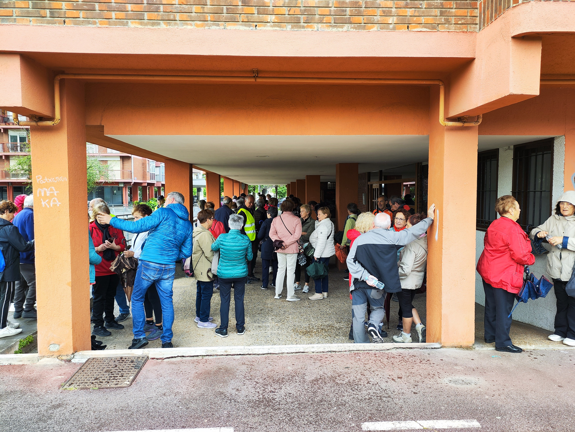 Grupo de personas bajo un soportal