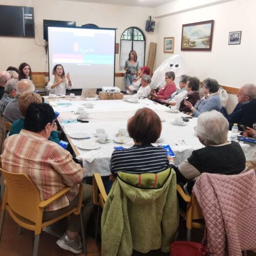 Grupo de gente reunida alrededor de una mesa