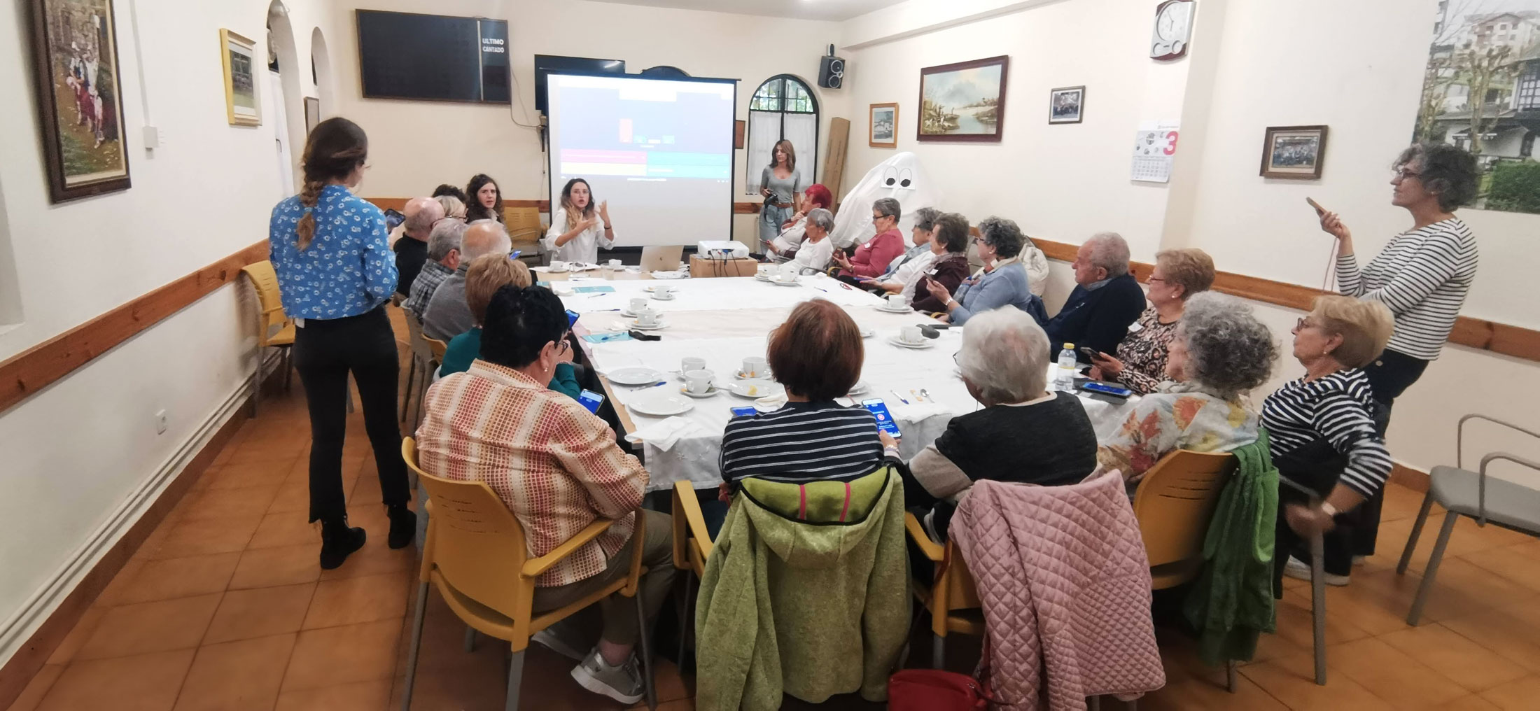 Grupo de gente reunida alrededor de una mesa