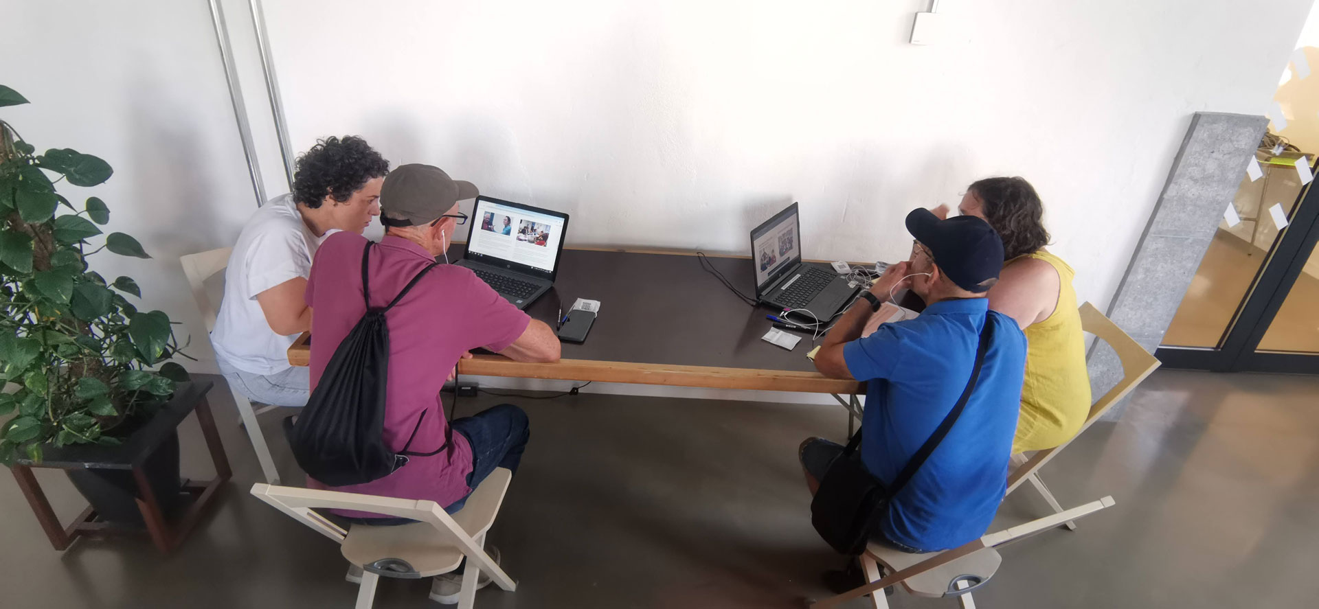 Varias personas frente a ordenadores portatiles